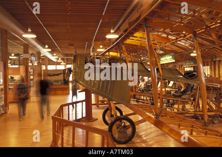 Stati Uniti d'America, nello Stato di Washington, Seattle. Il Museo del Volo, interno del granaio rosso con Curtiss Jenny piano precoce. Foto Stock