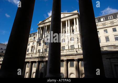 La Banca di Inghilterra visto attraverso i pilastri del Royal Exchange Città Londra Inghilterra NR Foto Stock