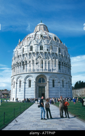 I turisti nella parte anteriore del battistero del duomo Pisa Italia Foto Stock