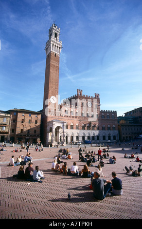 I turisti di fronte di clock tower Torre del Mangia Palazzo Pubblico Piazza del Campo a Siena Toscana Italia Foto Stock