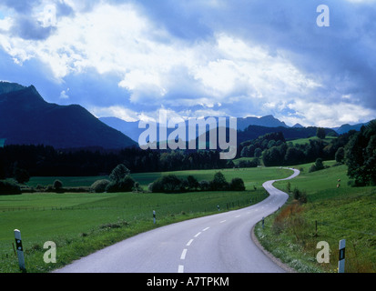 Strada che passa attraverso il paesaggio, Samerberg, Baviera, Germania Foto Stock