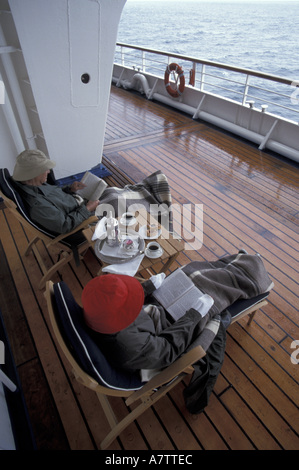 La lettura sul ponte durante le giornate di cattivo tempo, Cunard Caronia. La crociera (MR) Foto Stock