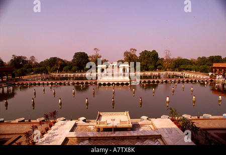 Laghetto in giardino formale, Lahore, Pakistan Foto Stock