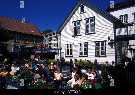 Norvegia Kristiansand regione Rogaland County, Stavanger, un caffè con terrazza lungo il porto Foto Stock