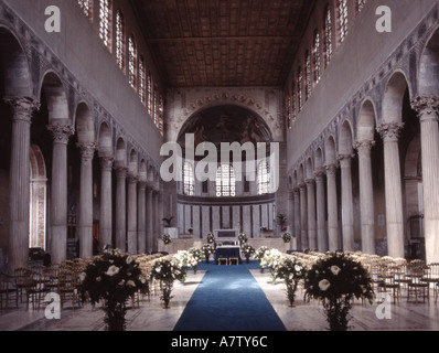 Roma, lazio, Italy. Chiesa di Santa Sabina. Interno mostra il II secolo le colonne corinzie presi da edificio nelle vicinanze Foto Stock