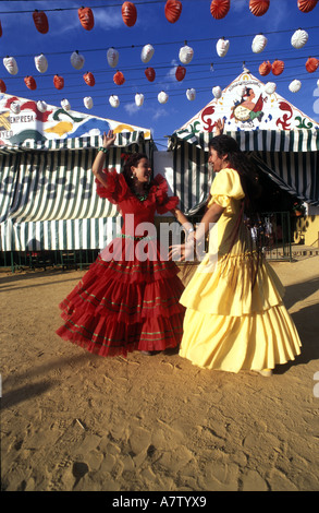 Spagna, Andalusia, Sevilla, giovane andalusa di donne che danzano davanti delle Casitas durante la Feria Foto Stock