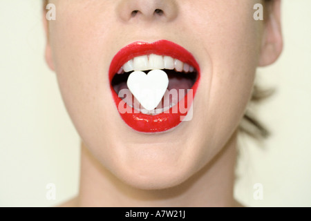 Close-up di donna mangiare heartshape candy Foto Stock