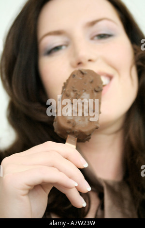 Ritratto di giovane donna di mangiare gelato Foto Stock