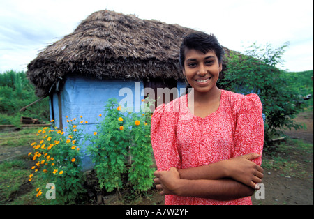 Isole Fiji, isola di Viti Levu, Fiume Sigatoka, giovane ragazza Fijiano di fronte alla sua capanna colorata Foto Stock