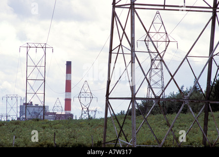 Le linee di trasmissione che conduce lontano dal grande lago di generazione di potenza Impianto New Brunswick Canada Foto Stock