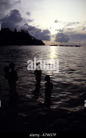 I bambini in mare isola Run Banda Isole Isole Molucche in Indonesia Foto Stock