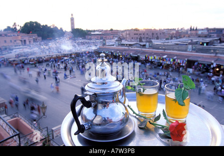 Il Marocco, Alto Atlante, Marrakech, tè alla menta su Djemaa El Fna Foto Stock