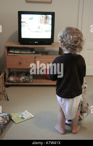 Piccolo Ragazzo guardando la televisione, Germania Foto Stock