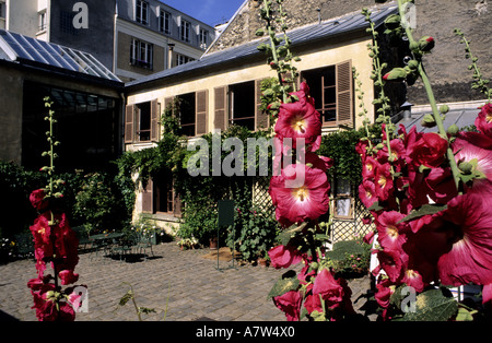 Francia, Parigi, hollyhocks nella vita romantica del museo del cortile Foto Stock