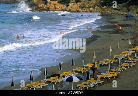 Sedie a sdraio in d spiaggia di Es Figueral Ibiza Isole Baleari Spagna Foto Stock