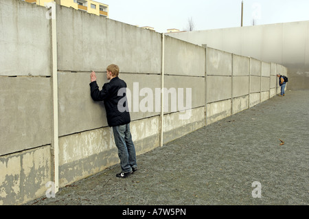 Turisti in luogo Memoriale del Muro di Berlino a Bernauer Strasse, Germania Berlino Foto Stock