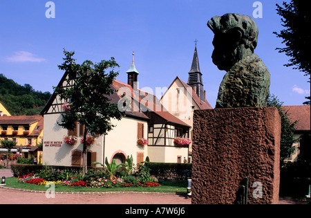 Francia, Haut Rhin, Kaysersberg, Albert Schweitzer il busto di fronte alla casa dove è nato Foto Stock