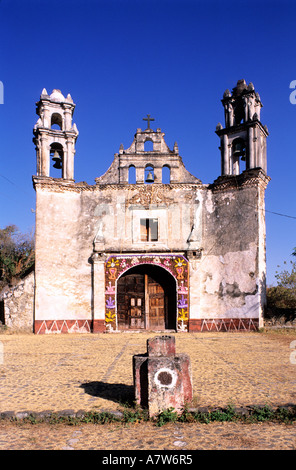 Messico, Stato di Morelos, Tlayacapan, piccola chiesa decorate durante il carnevale Foto Stock