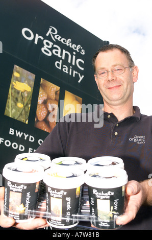 Produzione Rachels biologici yogurt fatto con solo latte approvati da allevamenti biologici Aberystwth West Wales Foto Stock