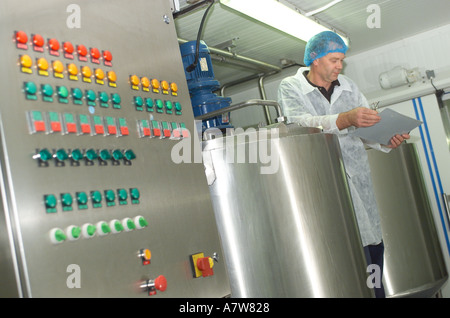 Produzione Rachels biologici yogurt fatto con solo latte approvati da allevamenti biologici Aberystwth West Wales Foto Stock