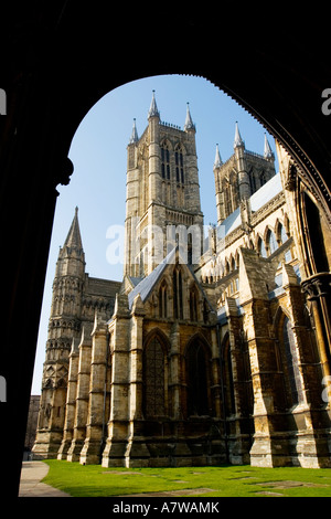 Una vista della Cattedrale di Lincoln attraverso uno dei suoi archi Foto Stock