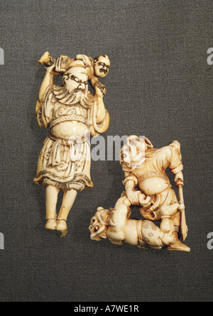 Belle arti, Giappone, avorio, Netsuke (pulsante stop), due shoki (demon slayers) combattimenti con Oni (Goblin), del xix secolo, collezione privata, , artista del diritto d'autore non deve essere cancellata Foto Stock