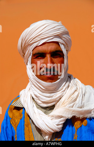 Ritratto Tuareg vestito in accappatoio blu e bianco turbante Erg Chebbi Merzouga Marocco Foto Stock