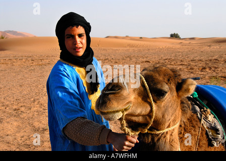 Il Tuareg ragazzo con cammello nel deserto Erg Chebbi Merzouga Marocco Foto Stock