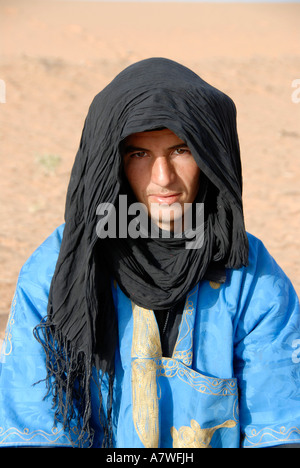 Ritratto Tuareg vestito in accappatoio blu e nero turbante Erg Chebbi Merzouga Marocco Foto Stock