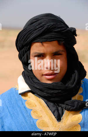 Ritratto Tuareg boy vestito in accappatoio blu e nero turbante Erg Chebbi Merzouga Marocco Foto Stock