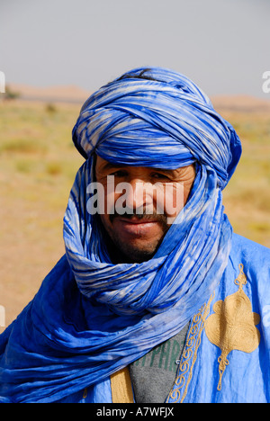 Ritratto Tuareg vestito in accappatoio blu e turbante Erg Chebbi Merzouga Marocco Foto Stock