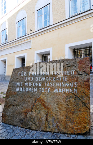 Monumento di pietra contro la guerra e il fascismo di fronte al luogo di nascita di Adolf Hitler Braunau sul fiume Inn Austria Superiore Foto Stock