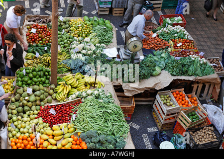 Frutta e verdura sono vendute nel mercato di Funchal, Madeira, Portogallo Foto Stock