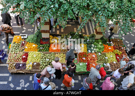 Frutta e verdura sono vendute nel mercato di Funchal, Madeira, Portogallo Foto Stock