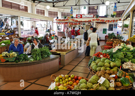 Frutta e verdura sono vendute nel mercato di Funchal, Madeira, Portogallo Foto Stock