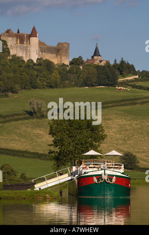 Barge legato alla banca di Canale di Borgogna Chateauneuf en Auxois Cote d o Borgogna Francia Foto Stock