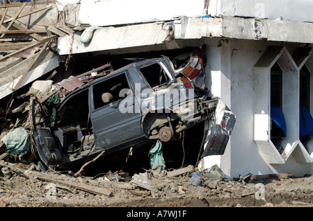Sumatra indonesia banda aceh Post Tsunami Stranded auto nel centro della città Foto Stock