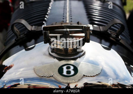 Bentley logo sul cofano di un'auto d'epoca Foto Stock