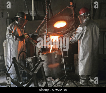 Lavoratori presso la fonderia Shidoni in Santa Fe New Mexico rinomato per la qualità dei suoi bronzi Foto Stock