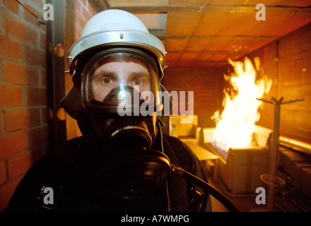 Fire fighter con protezione della respirazione in un incendio pratica.Koblenz, Renania-Palatinato, Germania Foto Stock