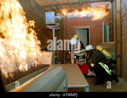 I vigili del fuoco con autorespiratore durante un incendio pratica. Koblenz, Renania-Palatinato, Germania Foto Stock