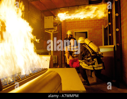 I vigili del fuoco con autorespiratore durante un incendio pratica. Koblenz, Renania-Palatinato, Germania Foto Stock