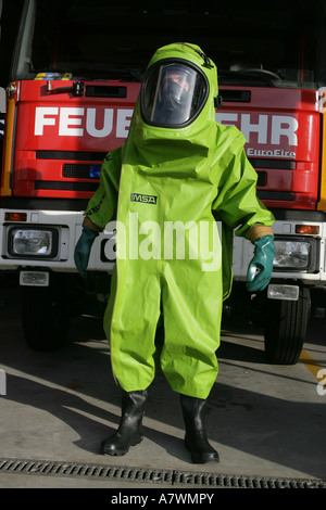 Vigile del fuoco con un abbigliamento protettivo Foto Stock