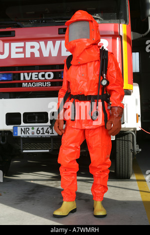 Vigile del fuoco con un abbigliamento protettivo Foto Stock