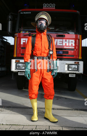 Vigile del fuoco con un abbigliamento protettivo Foto Stock