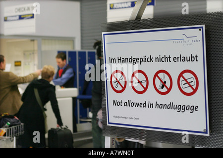Sign-board per i bagagli in aeroporto Frankfurt-Hahn, Renania-Palatinato , Germania Foto Stock