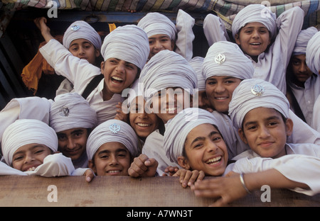 Un gruppo di ragazzi Sikh arrivando a Anandpur Sahib per il trecentesimo anniversario della fondazione del Khalsa ( 1999 ), Punjab, India Foto Stock