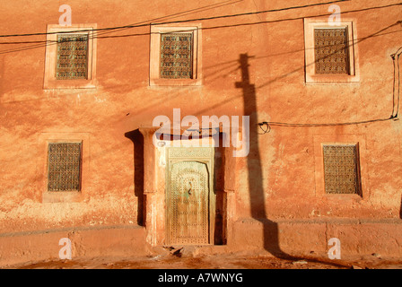 Porte e finestre di una vecchia casa Bou-Thrarar Alto Atlante Marocco Foto Stock