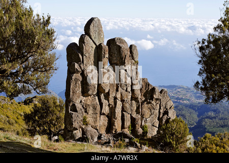 Formazione di roccia chiamato Homem em Pe (sassoso umana) sul Achada do Teixeira, Madeira, Portogallo Foto Stock