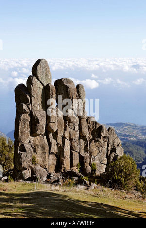 Formazione di roccia chiamato Homem em Pe (sassoso umana) sul Achada do Teixeira, Madeira, Portogallo Foto Stock